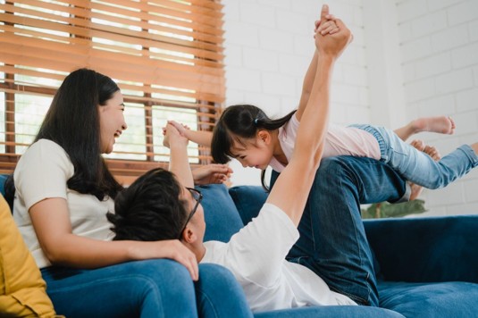 Keluarga menikmati quality time sederhana bersama di rumah